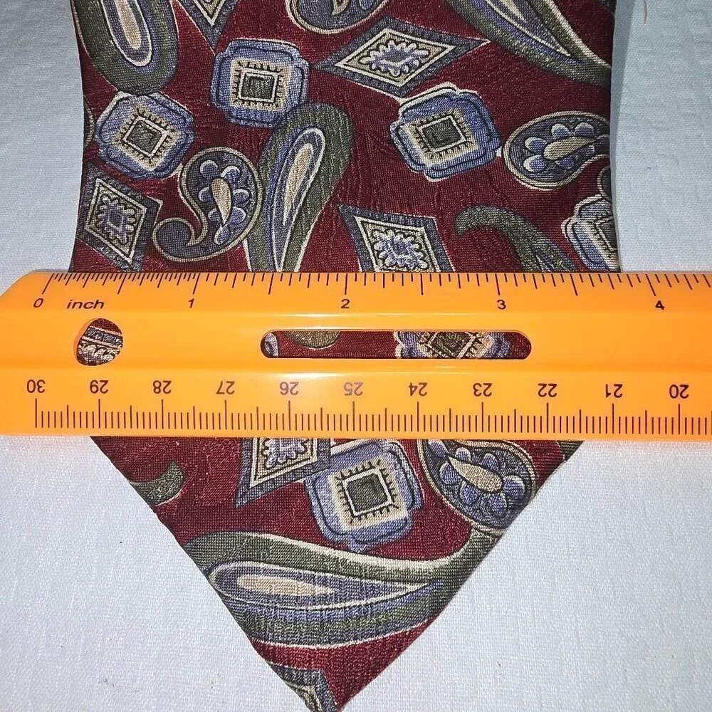 ZYLOS GEORGE MACADO ITALIAN SILK TIE CRIMSON WITH GRAY PAISLEY DESIGN EUC